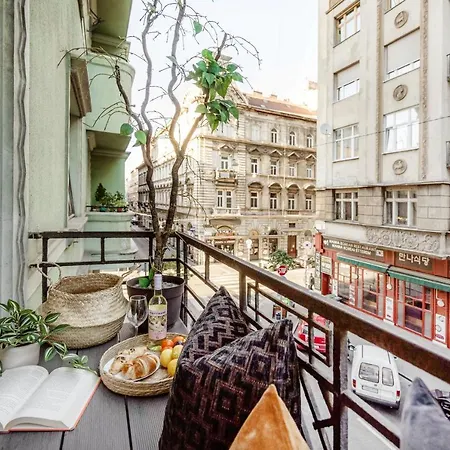 Chill On The Screened Balcony-budapest Historic Landmarks Lägenhet Budapest