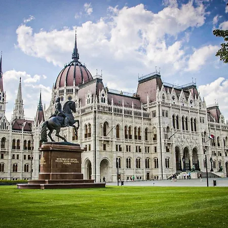Chill On The Screened Balcony-budapest Historic Landmarks Appartamento Budapest
