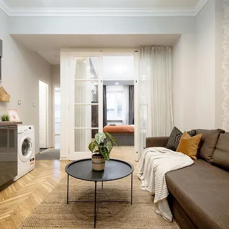 Chill On The Screened Balcony-budapest Historic Landmarks Appartamento