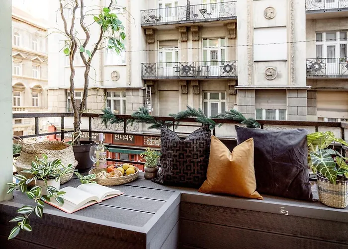 Chill On The Screened Balcony-budapest Historic Landmarks Lägenhet Budapest