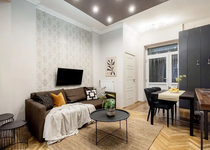 Apartment Chill On The Screened Balcony-budapest Historic Landmarks Budapest