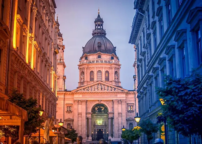 Apartment Chill On The Screened Balcony-budapest Historic Landmarks