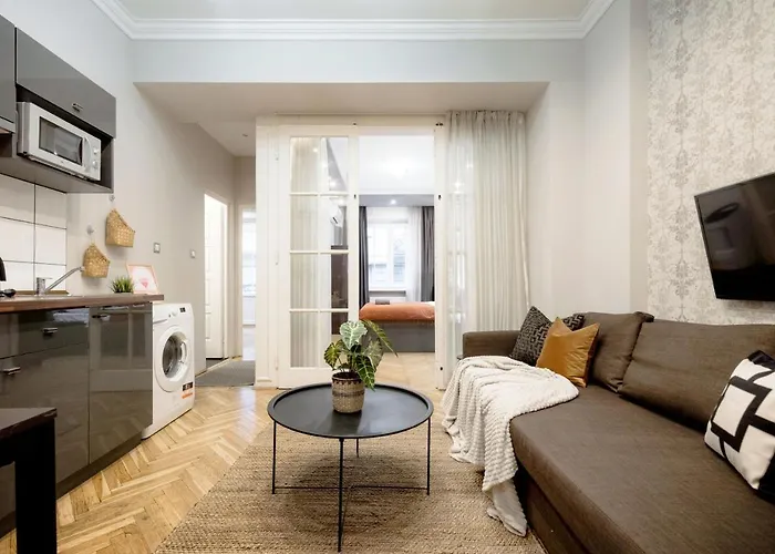 Chill On The Screened Balcony-budapest Historic Landmarks Apartment