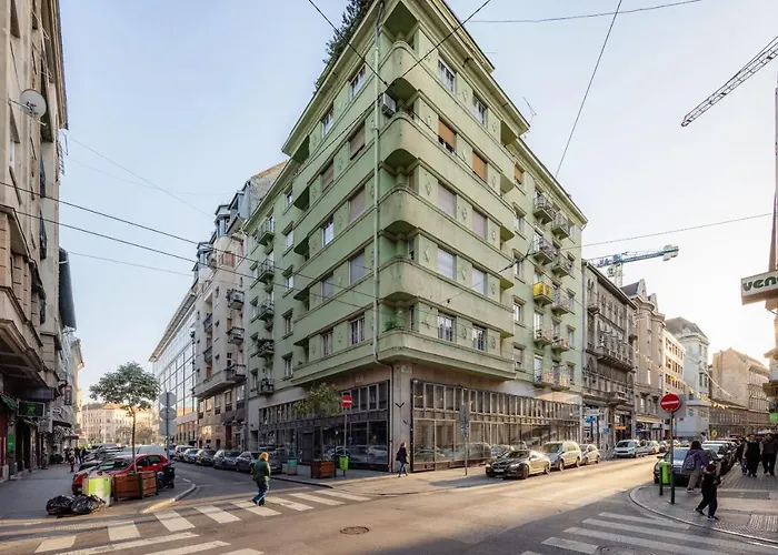 Apartment Chill On The Screened Balcony-budapest Historic Landmarks